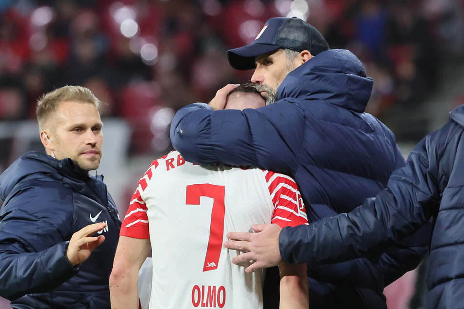 Trainer Marco Rose (47) nahm seinen Schützling Dani Olmo (25) direkt nach dessen Verletzung in den Arm.