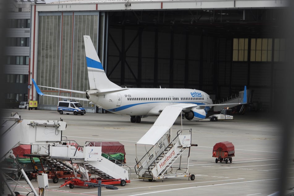 Das Charter-Flugzeug mit abgelehnten Asylbewerbern vor dem Start nach Serbien und Mazedonien. Auch sieben Ausreisepflichtige aus Hamburg sind an Board der Maschine.