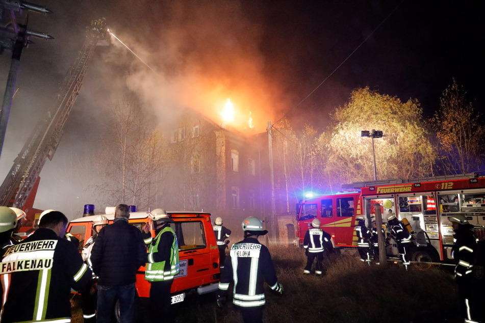 Dutzende Einsatzkräfte der Feuerwehr waren vor Ort, kämpften gegen die Flammen.