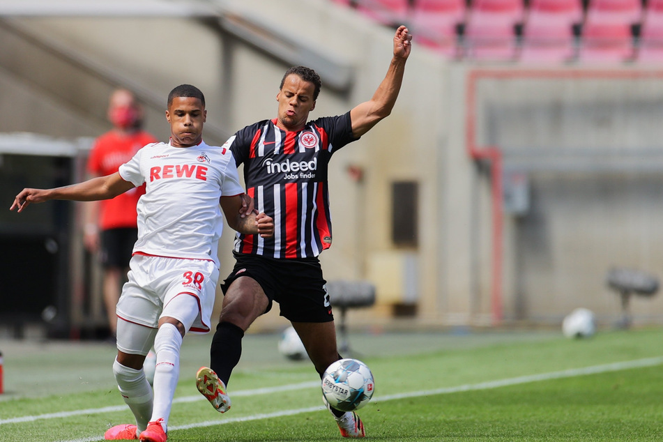 Kölns Ismail Jakobs (l.) und Frankfurts Timothy Chandler versuchen an den Ball zu kommen.