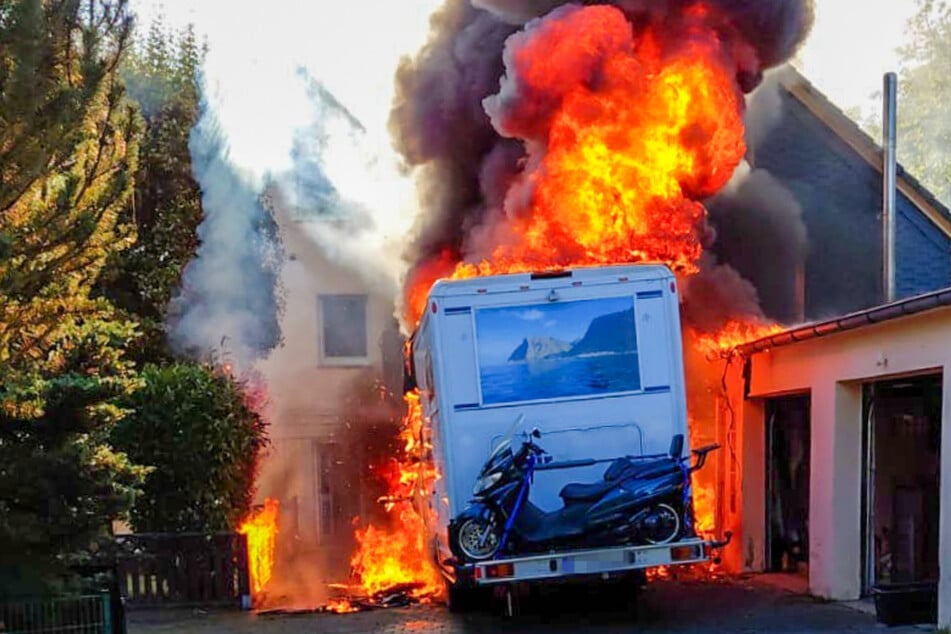 Die Flammen aus dem Wohnmobil waren kilometerweit zu sehen.