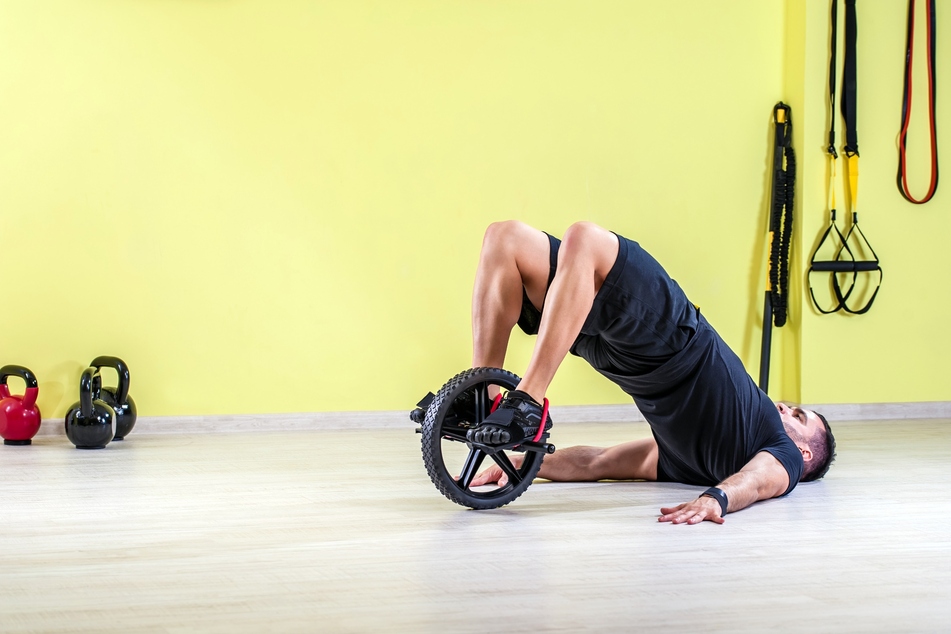 Hat ein Ab Wheel Pedalen, kann man damit weitere Muskelgruppen sowie die Balance trainieren. (Symbolbild)