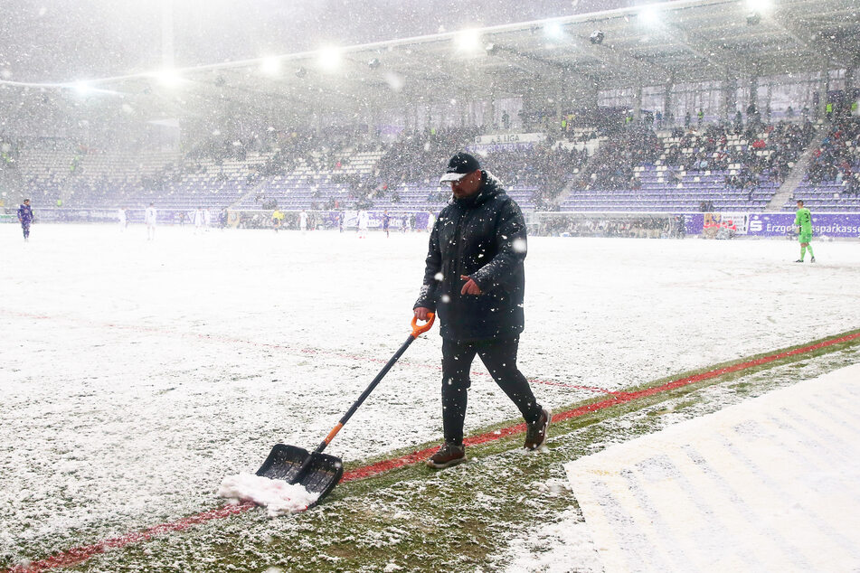 Am Samstag schneite der Rasen im Aue-Stadion komplett zu. Es musste ordentlich geschippt werden.
