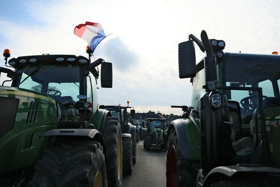 Frankreichs Landwirte blockieren im Kampf für bessere Arbeits- und Lebensbedingungen ebenfalls Straßen und Autobahnen.