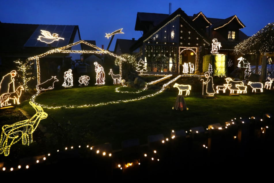 Mit Lichterketten und leuchtenden Figuren wollen Hausbesitzer in Bayern für Weihnachtsstimmung sorgen.