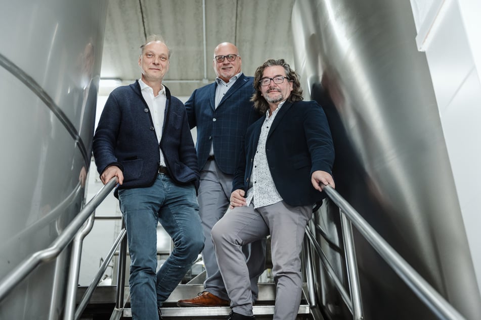 "Wir sind stolz, dass die Partnerschaft zustande gekommen ist", so die Gründer der Whisky Manufaktur Dresden Frank Leichsenring und Thomas Michalski über den "Whisky-Botschafter Brambach" (54, li.).