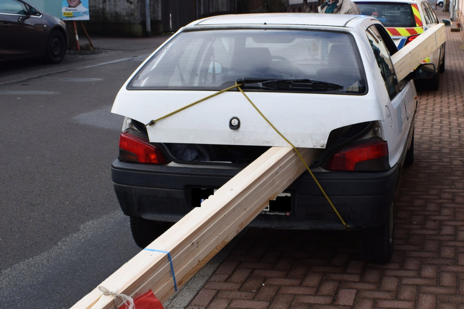 Auto von Holzbalken durchbohrt? Die Polizei staunt nicht schlecht