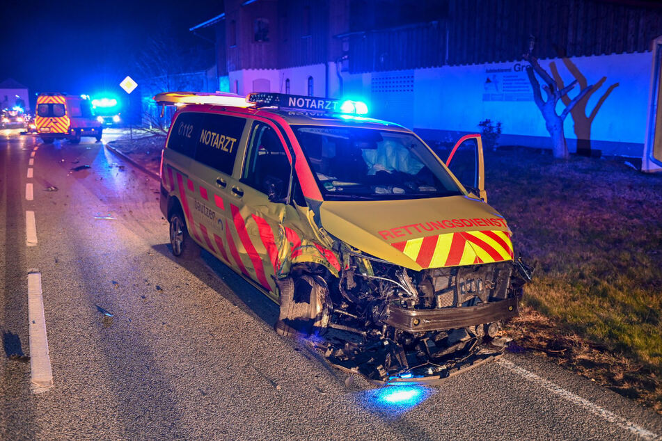 Auch der Rettungswagen wurde durch die Wucht des Zusammenpralls schwer beschädigt.
