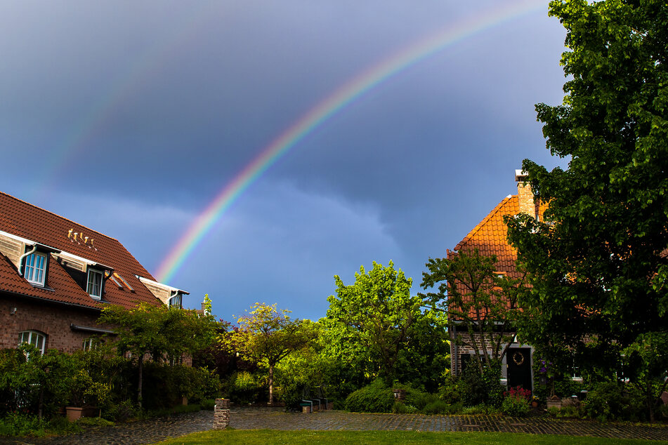 Wechselhaftes Wetter zaubert Regenbogen über Köln