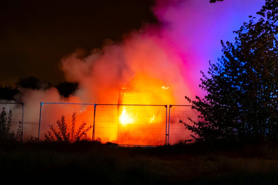 Flammen schlugen aus dem Container.