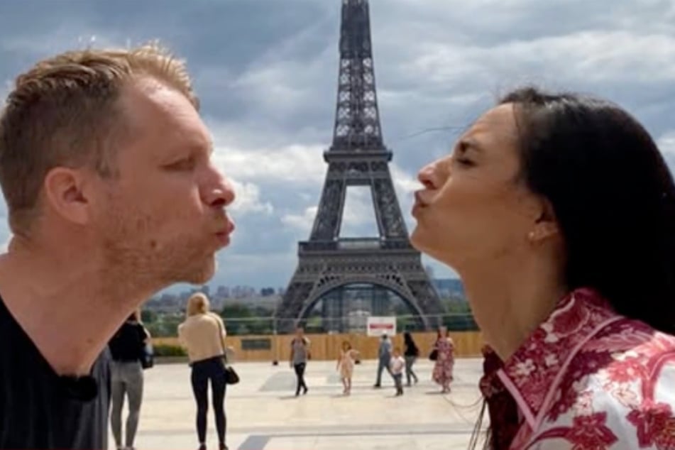 Ein Schnappschuss aus glücklicheren Tagen: Der Comedian und die Österreicherin posieren vor dem Pariser Eiffelturm.