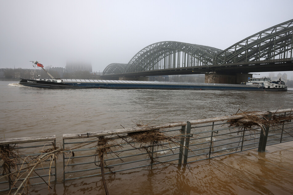 Am Rhein in Köln tritt bei kalten Wetterphasen besonders häufig Nebel auf - wie hier am Montag.