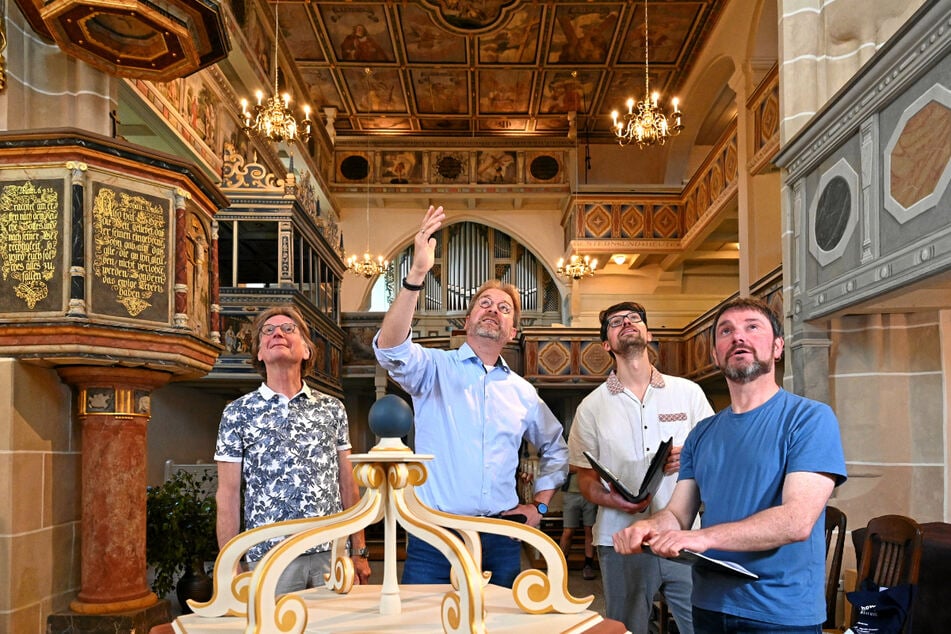 In der Kirche Leubnitz-Neuostra besprachen der Restaurator Joachim Hugk (v.l.n.r.) mit Pfarrer Tobias Hanitzsch, Ron Claus von der Handwerkskammer und Thomas Löther vom Institut für Diagnostik und Konservierung an Denkmalen Wege zur Bewahrung einer bemalten Holzdecke.