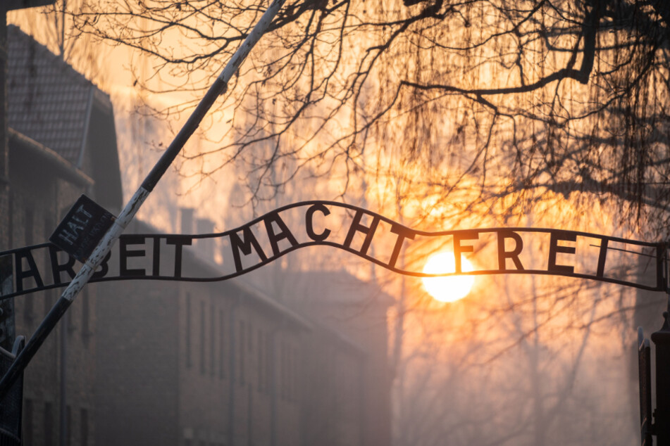 Nach einem Bildungsausflug zum Konzentrationslager Auschwitz entdeckten die Lehrer Fotos von ihren Schülern mit Hitlergruß im Netz. (Archivbild)