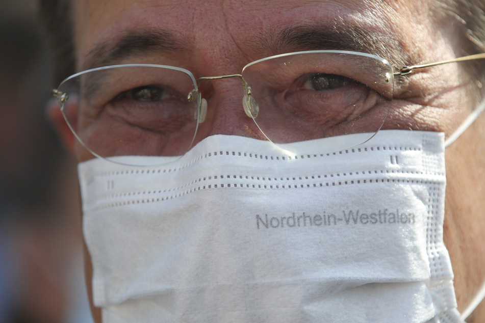 Hessen, Frankfurt/Main: Armin Laschet (CDU), Ministerpräsident des Landes Nordrhein-Westfalen und Kanzlerkandidat trägt nach seinem Termin im Boxcamp Gallus, in dem Kinder und Jugendliche trainieren, einen Mund-Nasenschut mit der Aufschrift "Nordrhein-Westfalen".