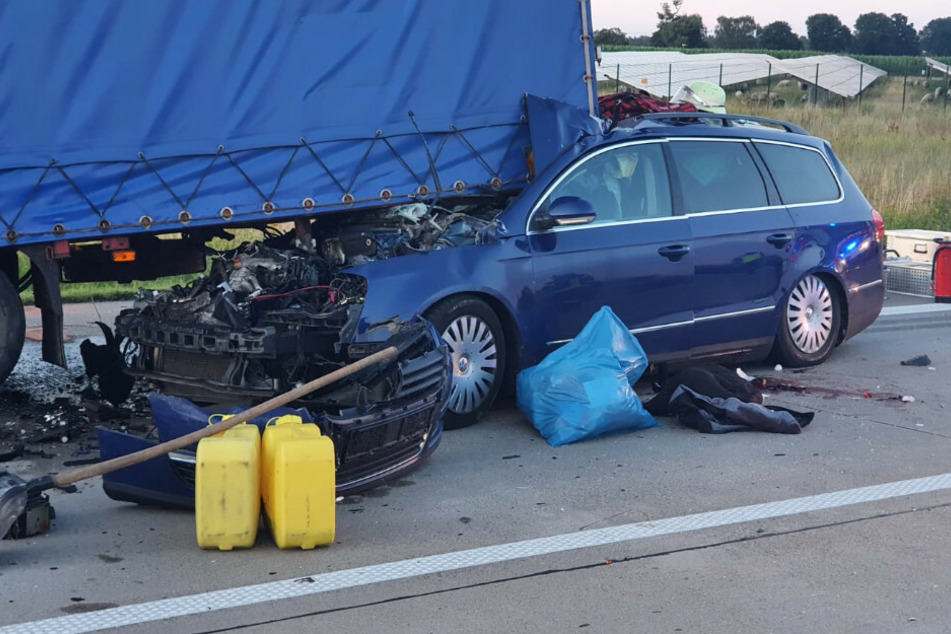 Mehrere Menschen wurden bei dem Unfall schwer verletzt, ein Insasse verlor dabei sein Leben.