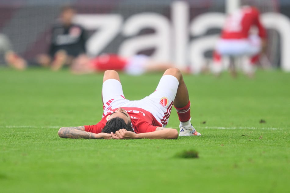 Große Enttäuschung bei Cottbus, Lucas Copado liegt ausgepumpt am Boden.
