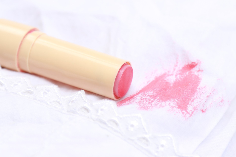 In vielen Make-up-Produkten sind Öle und Fette enthalten, die ärgerliche Flecken auf der Kleidung hinterlassen.