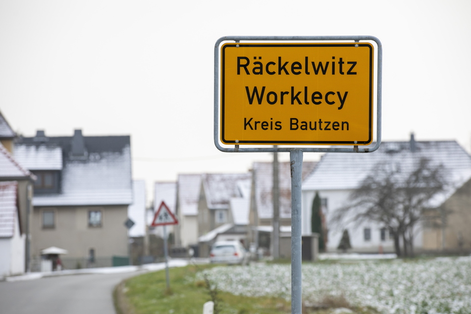 Nicht weil er ganz in der Nähe liegt, sondern weil im ehemaligen Herrenhaus lange ein Krankenhaus mit Geburtsstation eingerichtet war. Dort wurden auch viele Kamenzer geboren.