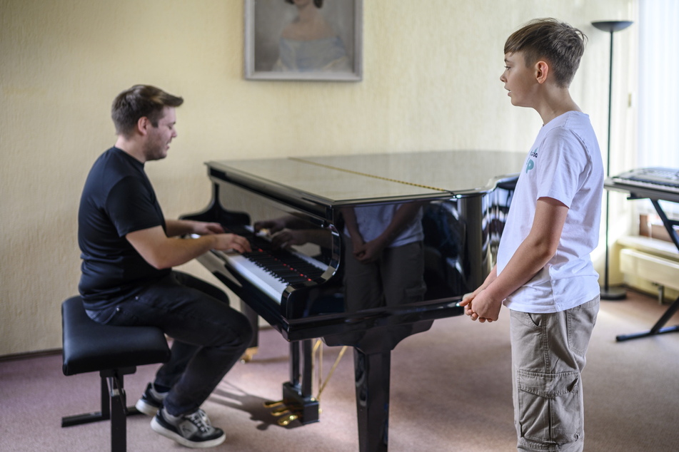 Franz (13) und Musiklehrer Pascal Fläschendräger (27) proben für ein großes Musical, in dem das Talent demnächst eine Hauptrolle spielen wird.