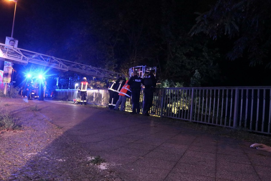 Berliner Feuerwehr und Polizei waren im Einsatz, weil eine Person von einer Brücke stürzte.