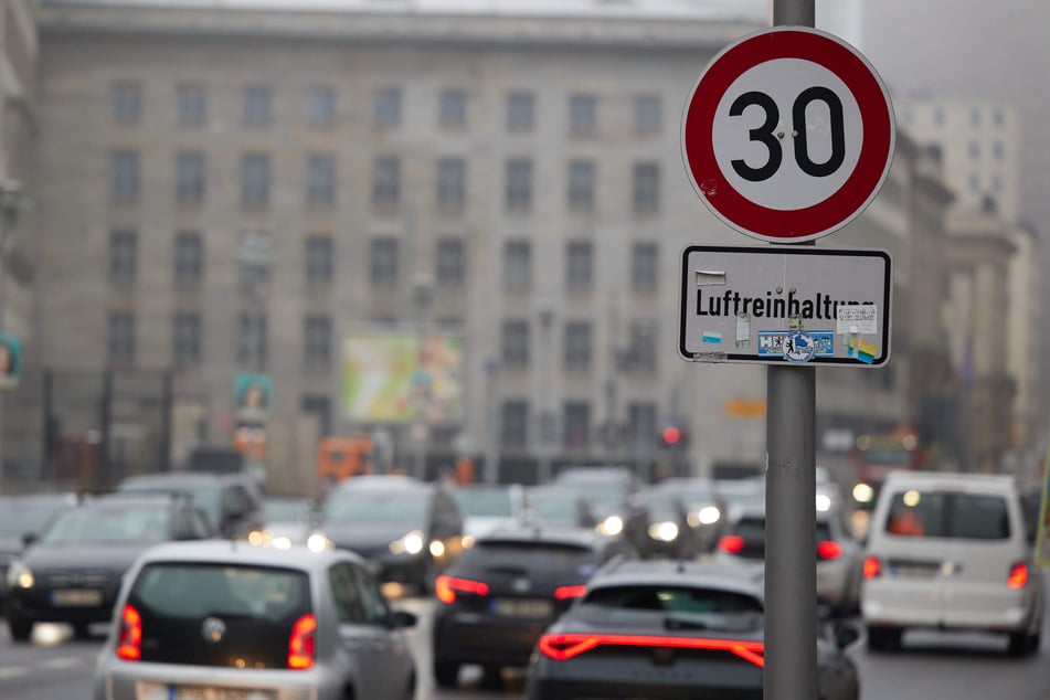 In Straßen, wo es Seniorenheime oder Kitas gibt, bleibt das Tempo 30 bestehen. (Symbolfoto)