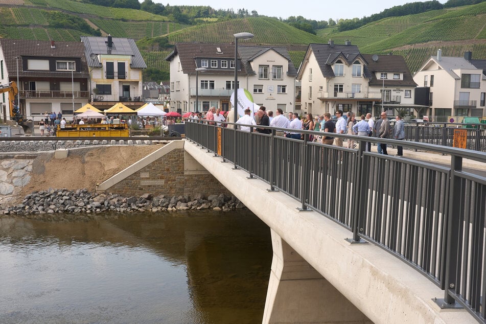 Vier Jahre nach der Flut sind neue Bauwerke entstanden, darunter die Weinbaubrücke in Dernau.