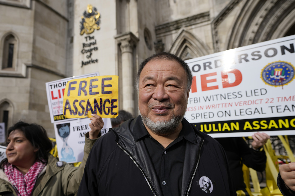 Auch der Künstler Ai Weiwei (64) schloss sich am Mittwoch den Demonstranten an, die für die Freilassung von Julian Assange (50) protestieren.