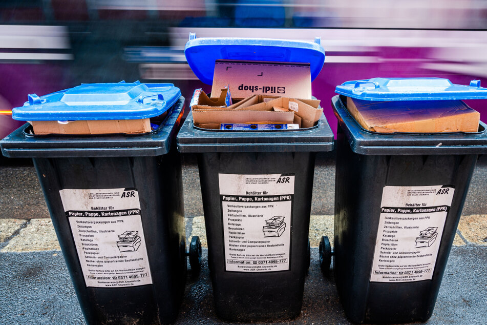 Übervolle blaue Mülltonnen. Dresden hat ein Müll-Problem.