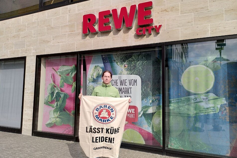 Die Botschaft von Aktivist Christian Hüser (44) vor einem Dresdner Rewe-Markt: "Bärenmarke lässt Kühe leiden!"