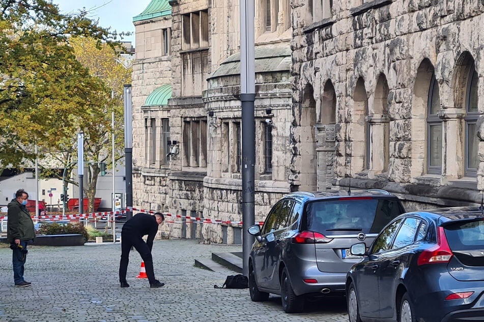 Einsatzkräfte sammeln Spuren am Rabbinerhaus bei der Alten Synagoge in Essen.