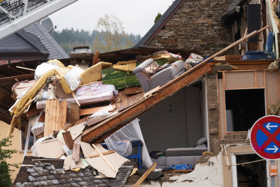 A violent explosion completely destroyed a house in Arzbach, Rhineland-Palatinate.