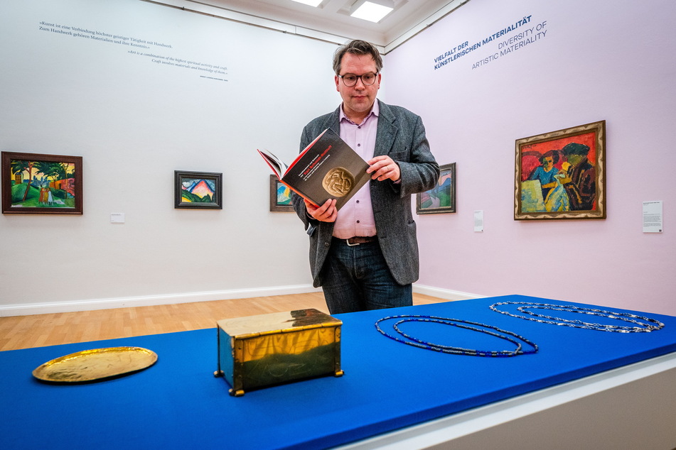In der Ausstellung "Brücke und Blauer Reiter" sind auch kunstgewerbliche Arbeiten von Karl Schmidt-Rottluff zu sehen. Kunstsammlungs-Chef Frédérik Bußmann (47) plant ein neues Museum mit diesen Exponaten.