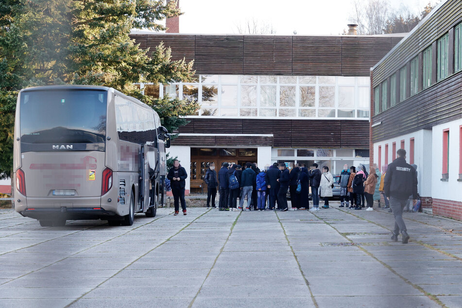 Am Montagvormittag kamen die ersten Flüchtlinge in Chemnitz-Einsiedel an. Mit einem Bus wurden sie zur Unterkunft gebracht.