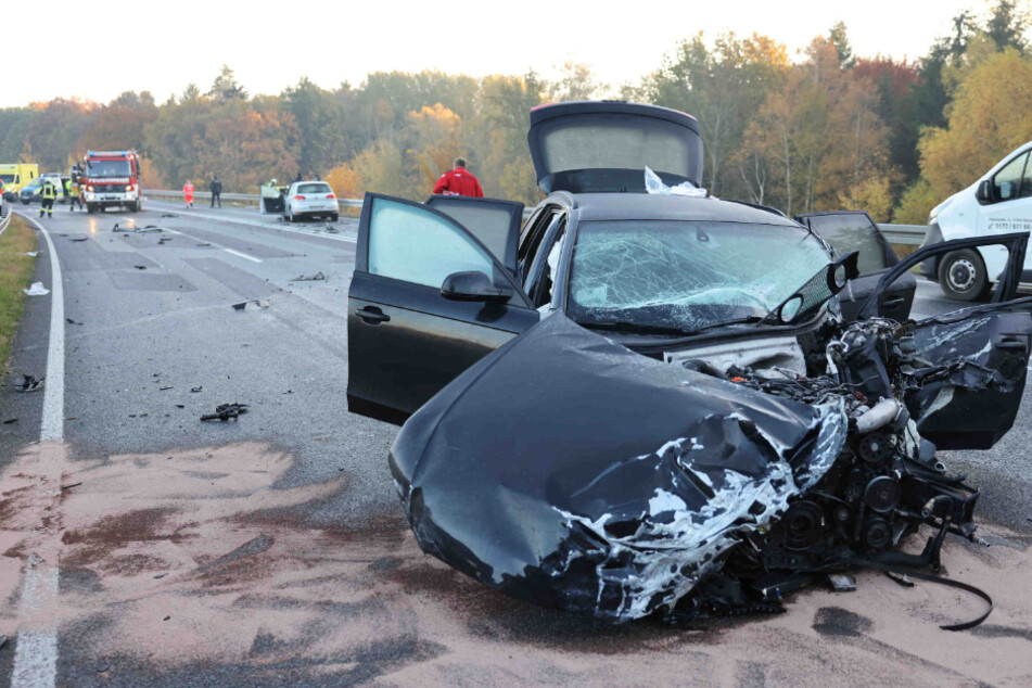 Ein Audi wurde bei dem Unglück am frühen Morgen auf der S156 stark beschädigt.