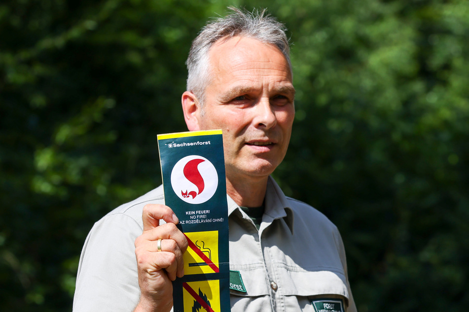 Mit 150 kleinen und 30 großen Hinweisschildern will Uwe Borrmeister im Nationalpark Besucher für die Brandgefahr sensibilisieren.