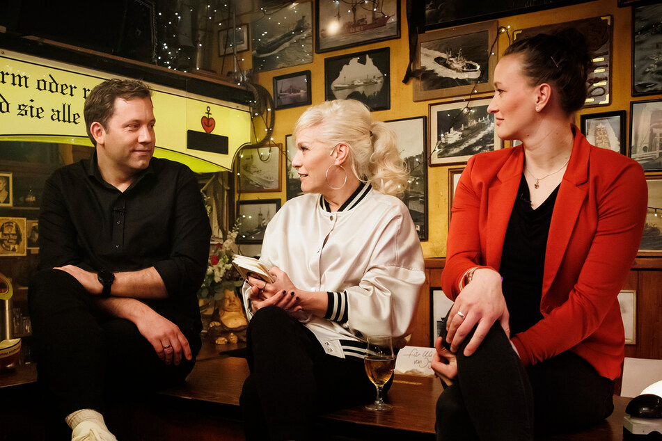 In der ersten Folge der neuen Staffel begrüßt Ina Müller (57, M) SPD-Politiker Lars Klingbeil (45) und Fußballerin Almuth Schult (32).