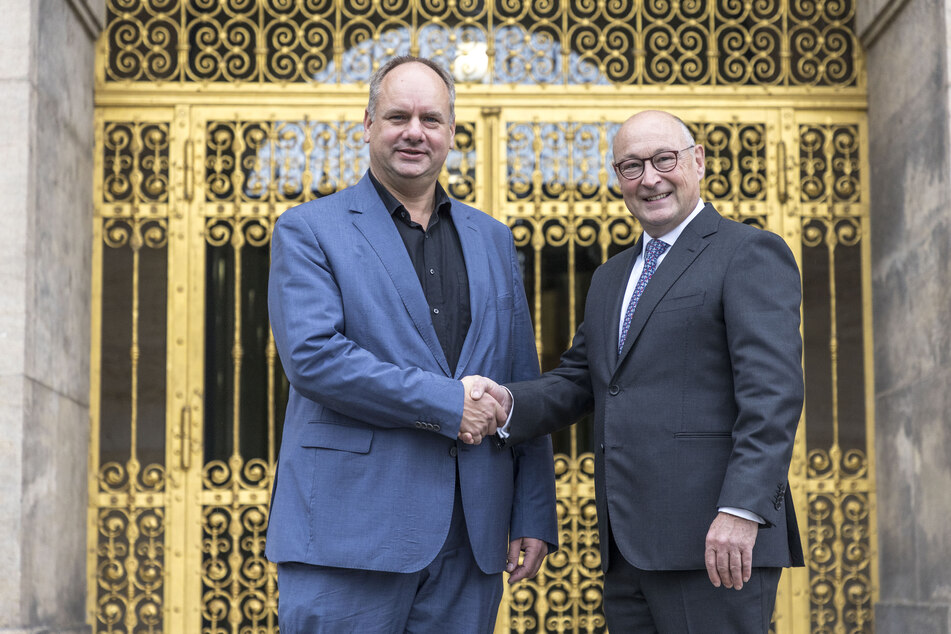 An der Goldenen Pforte vorm Rathaus: OB Dirk Hilbert (52, FDP, l.) und Vonovia-Vorstandsvorsitzender Rolf Buch (58) besiegelten den Deal.