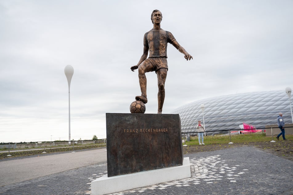 Hier steht das Beckenbauer-Denkmal vor der Allianz-Arena.