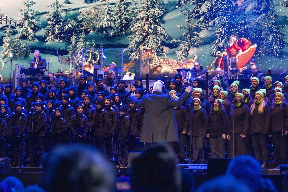 Der Dresdner Kreuzchor stimmte die mehr als 15.000 Gäste im RHS schon einmal auf Weihnachten ein.