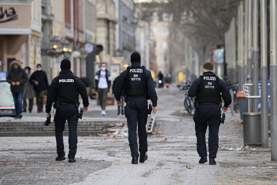 Polizisten kontrollieren in Dresden die Einhaltung der Corona-Schutzverordnung.