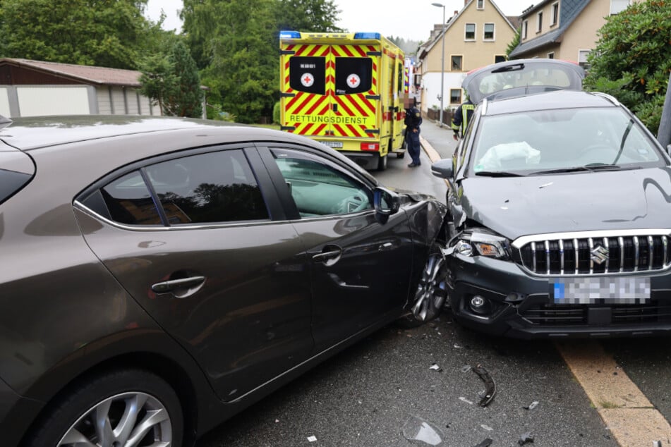 Crash im Erzgebirge: Suzuki knallt mit Mazda zusammen