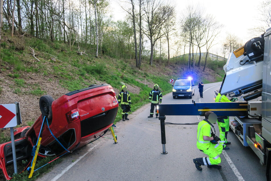 Ein Skoda-Fahrer kam am Montagabend von der Straße der Einheit in Schwarzenberg ab und landete im Straßengraben. Die Feuerwehr sicherte das Fahrzeug.