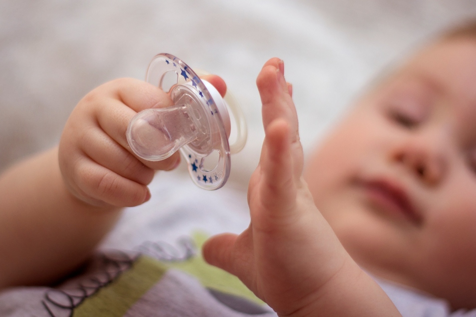 Dem Baby bzw. Kleinkind den Schnuller wieder abzugewöhnen, kann ein nervenaufreibender Prozess sein.