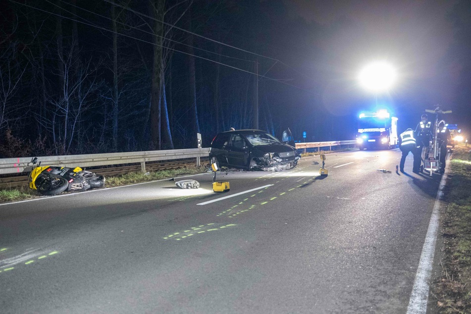Der 22-jährige Suzuki-Fahrer kam mit lebensgefährlichen Verletzungen ins Krankenhaus. Der Unfall geschah während eines Überholmanövers.