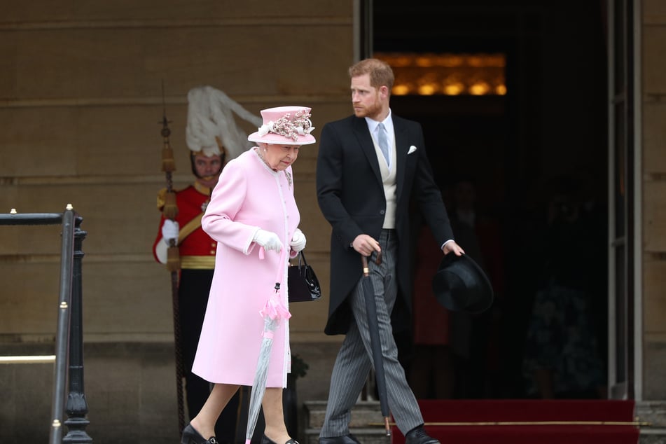 Prinz Harry (37) und seine Großmutter, Queen Elizabeth II. (†96), bei einer Gartenparty im Buckingham Palace im Jahre 2019.