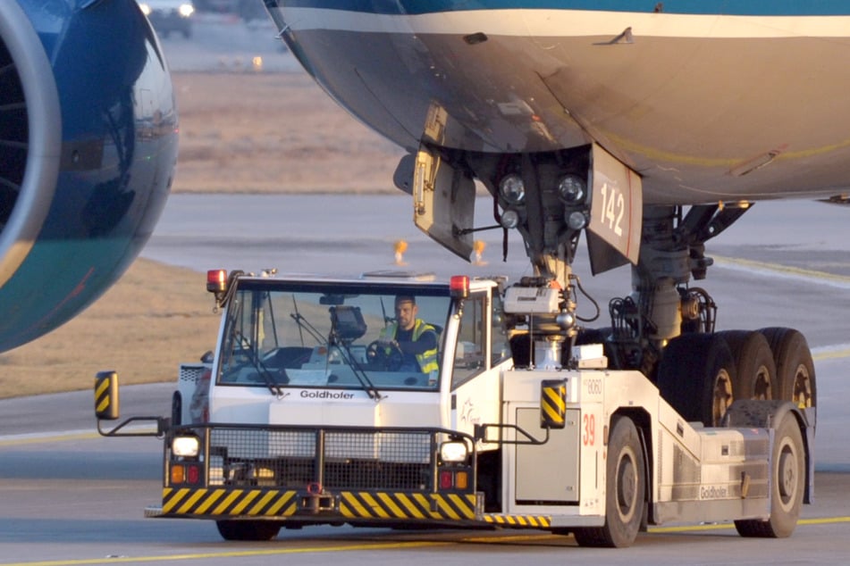 Ein Schlepperfahrzeug erfasste den 60-Jährigen und überrollte seine Beine. (Symbolbild)