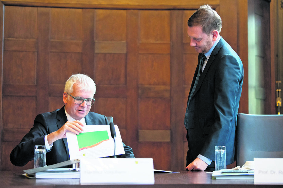 Was geht - trotz Corona: Finanzminister Hartmut Vorjohann (57, l.) und Ministerpräsident Michael Kretschmer (45, beide CDU) vor der gestrigen Haushaltsklausur.