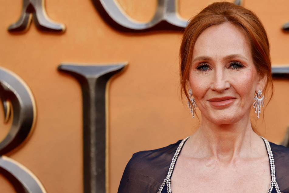 JK Rowling dares police after new law: "I look forward to being arrested"
