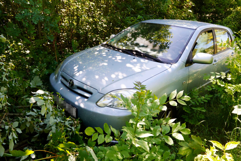 Der Toyota fuhr in eine Kindergruppe und landete dann in einem Gebüsch.